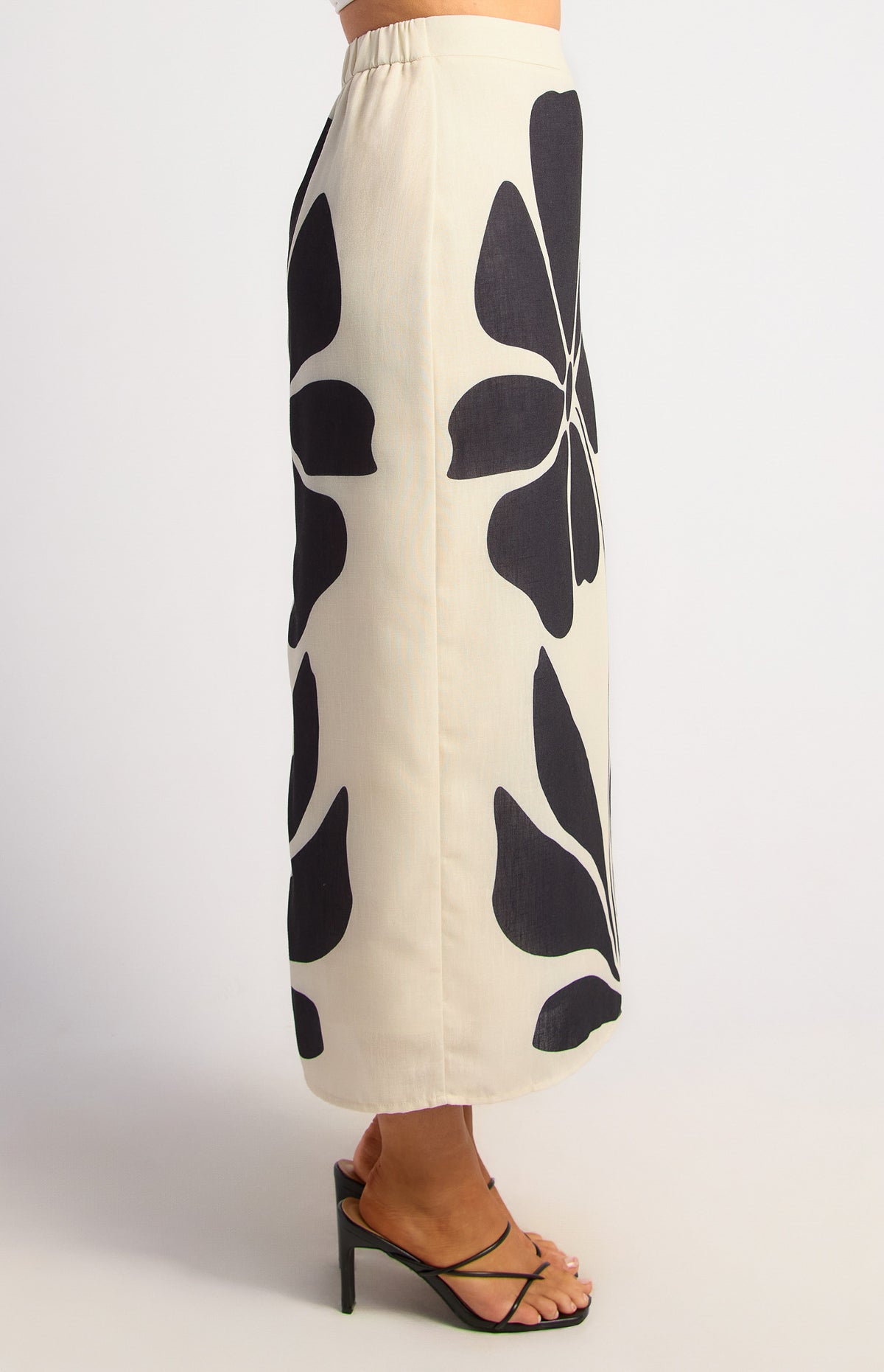 Kinslee Faux Linen Skirt - Black Floral