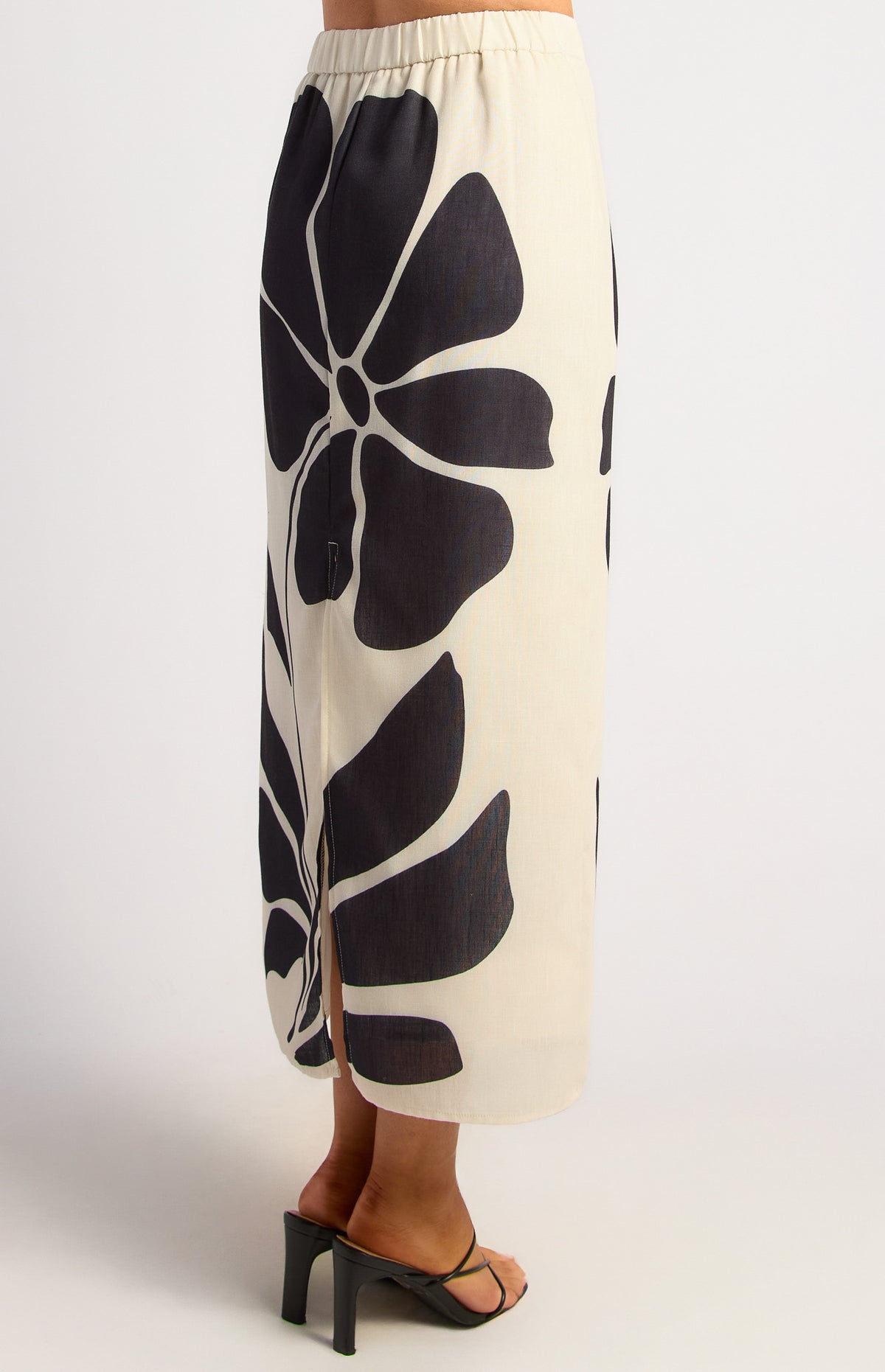 Kinslee Faux Linen Skirt - Black Floral